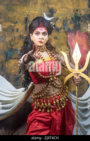 Concetto Agomoni / Mahalaya Shoot-Forms di Parvati con abito tradizionale come la dea Foto Stock