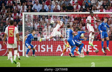 Edson Alvarez (centro) di AJAX è il primo gol del gioco durante la partita UEFA Champions League Group F alla Johan Cruyff Arena di Amsterdam, Paesi Bassi. Data immagine: Mercoledì 7 settembre 2022. Foto Stock