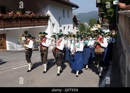 Musicisti uomini e donne che indossano il costume tradizionale del periodo locale di cappelli larghi e bretelle di cuoio o gonne lunghe, partecipano ad un 'Corpus CHRI Foto Stock