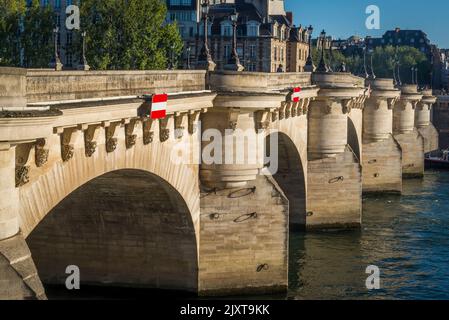 Il Pont Neuf , 'Ponte nuovo', è il più antico ponte che attraversa la Senna, Parigi, Francia Foto Stock