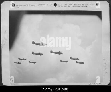 In alto nelle nuvole, questi Douglas C-47s della truppa Carrier Air Division della dodicesima Air Force, Wing loro modo di raggiungere dove si Rendezvous oltre le zone di caduta per spostare il loro carico duro e addestrato di Paracadutisti. Francia. [Douglas C-47 Tran Foto Stock