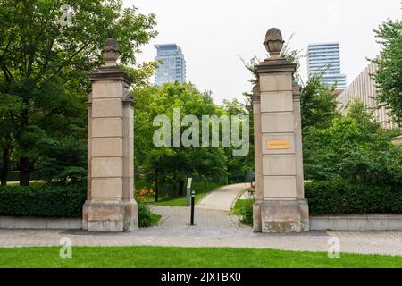 Toronto, Ontario, Canada - Luglio 19 2021 : Bennett Gate, Philosopher's Walk, University of Toronto. Queen's Park. Foto Stock