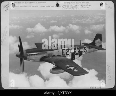 Aereo da combattimento Nord America P-51 Mustang sulla Francia. Foto Stock