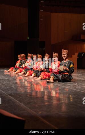 Formazione di danza Krida Budaya dall'Indonesia a Eipolk, XXXI incontro Internazionale della Città del Folklore di Saragozza, Spagna Foto Stock