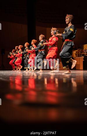 Formazione di danza Krida Budaya dall'Indonesia a Eipolk, XXXI incontro Internazionale della Città del Folklore di Saragozza, Spagna Foto Stock