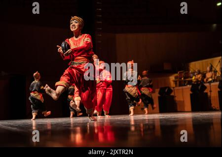 Formazione di danza Krida Budaya dall'Indonesia a Eipolk, XXXI incontro Internazionale della Città del Folklore di Saragozza, Spagna Foto Stock