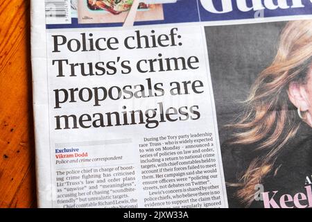 "Capo della polizia: Le proposte criminali di travestimenti sono prive di significato" Guardian Liz Truss titolo del giornale 3 settembre 2022 Londra Inghilterra Regno Unito Gran Bretagna Foto Stock