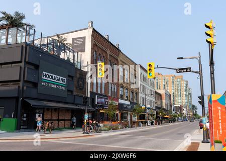 Barrie, Ontario, Canada - Luglio 25 2021 : edifici storici e moderni su Dunlop Street. Vista sul centro città di Barrie Street. Foto Stock