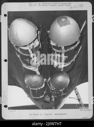 Quattro Parapack, completi di coni aerodinamici, (taglio da carta P-51 carri bombati a benzina) Hang in posizione sotto Una nave da carico Curtiss C-46 'Commando', prima di Un Test Drop presso una base aerea da qualche parte in Inghilterra. 14 febbraio 1945. Foto Stock