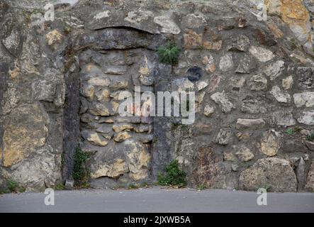 Un edificio in pietra con una porta in mattoni Foto Stock