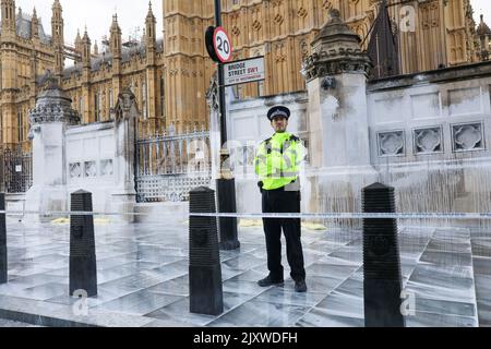 Londra, Regno Unito. 07th Set, 2022. I membri della Animal Rebellion spruzzano vernice sulle pareti del Westminster Palace appena fuori del Big ben, in quanto richiedono un futuro basato sulle piante. Credit: Lucy North/Alamy Live News Foto Stock