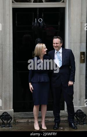 Londra, Regno Unito. 07th Set, 2022. Liz Truss e il marito Hugh o'Leary dopo il suo primo discorso come primo ministro il 6th settembre 2022 a Londra. Credit: Lucy North/Alamy Live News Foto Stock