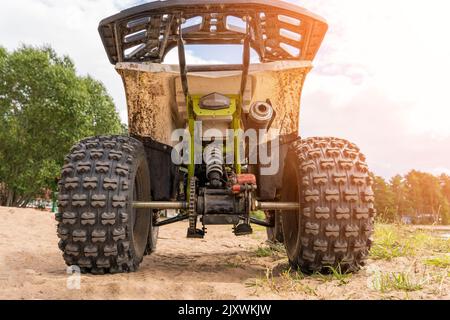 Vista posteriore dell'ATV in piedi su un terreno sabbioso Foto Stock