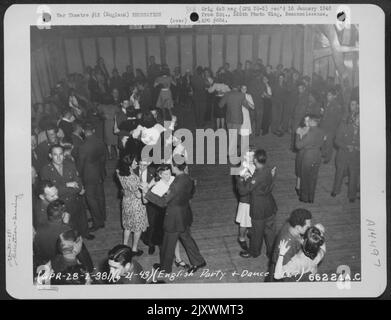 GIS del gruppo bomba 381st e i loro ospiti Dance Away The Cares of the Day. Inghilterra, 21 giugno 1943. Foto Stock