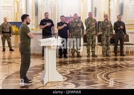 In occasione del 30th° anniversario dell'intelligence militare dell'Ucraina, il presidente Volodymyr Zelenskyy ha incontrato i militari della direzione generale dell'intelligence del Ministero della Difesa dell'Ucraina e ha consegnato premi statali. La cerimonia si è svolta nella Sala Bianca degli Eroi d'Ucraina nel Palazzo Mariyinsky di Kyiv. Rivolgendosi ai partecipanti, il Capo di Stato ha dichiarato che oggi ha firmato un decreto per l'istituzione della Giornata dell'intelligenza militare in Ucraina, e si è congratulato con gli ufficiali dell'intelligence per una vacanza professionale completa. Foto: Ufficio presidenziale Ucraina Foto Stock