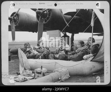 Cinque uomini in un Dingy.Left to Right: 1st Lt. Rockwell Rasmussen, Red Top, Minn., T/Sgt. Rollie Hill di Leroy, W. Virginia, 2nd Lloyd H. Keller di Greenville, Pa., S/Sgt. Prezzo Dougherty di Winchester, Ky., e S/Sgt. Leland Fleming of Woodward, ottobre Foto Stock