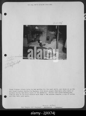 Stanchi piloti di caccia sdraiati a letto in attesa del turno successivo, sono mostrati in una 8th Air Force Fighter Station in Inghilterra, da cui gli aerei hanno volato onda dopo un'ondata di tristezza durante le prime ore dell'invasione. Piloti come questi Mustang-uomini volarono come Foto Stock