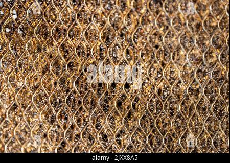 Macro di messa a fuoco selettiva di un filtro sporco cappa gamma cucina intasato di grasso. Foto Stock