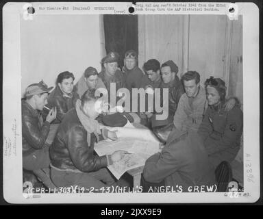 Interrogatorio ufficiale chiede l'equipaggio del Boeing B-17 'Flying Fortress' 'Hell'S Angels' dopo il loro ritorno da Una missione sul territorio Enemy. 303Rd Bomb Gorup, Inghilterra. 14 febbraio 1943. Foto Stock