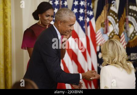 Washington, Stati Uniti. 07th Set, 2022. L'ex presidente Barack Obama aiuta First Lady Jill Biden sul palco, mentre l'ex prima Lady Michelle Obama guarda su come gli Obamas hanno svelato i loro ritratti ufficiali nella stanza orientale della Casa Bianca a Washington, DC Mercoledì, 7 settembre 2022. I ritratti dell'ex presidente e della prima signora sono stati dipinti rispettivamente da Robert McCurdy e Sharon sprung. Foto di Bonnie Cash/UPI. Credit: UPI/Alamy Live News Foto Stock