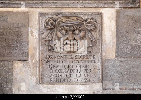 I cittadini si rimettono per lamentele o suggerimenti al Palazzo Ducale di Venezia Foto Stock