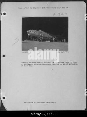 Cambiare il pannello dell'ala della B-17 'Fortezza volante' 'Lady B Good' alla base del gruppo di bombardamento del 457Th del 8th AF in Inghilterra. 30 marzo 1945. Foto Stock