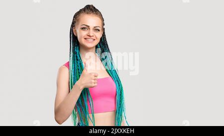donna blu trecce come segno colorato pelo pollice su Foto Stock