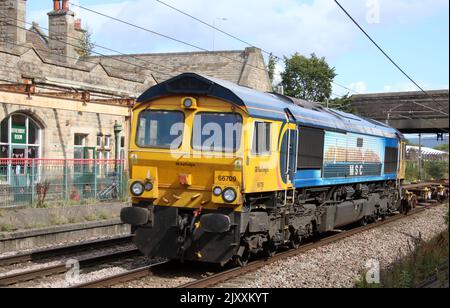 GB Railnight classe 66, 66709, nome Sorrento, in livrea speciale per Mediterranean Shipping Company su WCML attraverso Carnforth, 7th settembre 2022. Foto Stock
