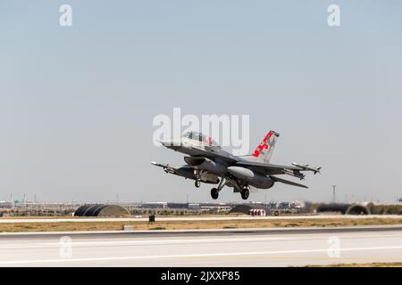 Konya, Turchia - 07 01 2021: Anatolian Eagle Air Force esercizio 2021 F16 Fighter Jet n posizione decollo in Turchia Foto Stock