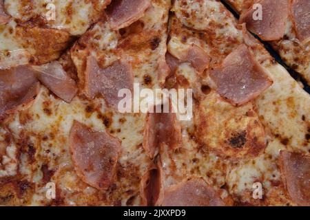 dettagli di consistenza della pizza con prosciutto Foto Stock