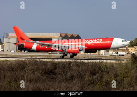 WaMos Air Airbus A330-343 (REG: EC-NTY) con livrea parziale Air Asia X, arrivo pista 13, tutto il tragitto da Abuja, Nigeria. Foto Stock