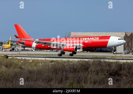 WaMos Air Airbus A330-343 (REG: EC-NTY) con livrea parziale Air Asia X, arrivo pista 13, tutto il tragitto da Abuja, Nigeria. Foto Stock