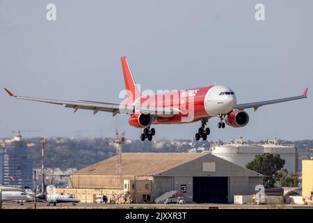 WaMos Air Airbus A330-343 (REG: EC-NTY) con livrea parziale Air Asia X, arrivo pista 13, tutto il tragitto da Abuja, Nigeria. Foto Stock