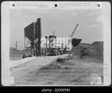 Cement Plant operated by Men of the 834Th Engineer Aviation Battalion at Matching, England. 30 luglio 1943. Foto Stock