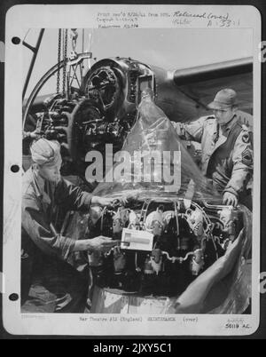 Due membri dell'equipaggio di un Liberatore B-24 consolidato si preparano a cambiare il motore. Membri del gruppo Heavy Bomber comandato dal colonnello Luther J. Fairbanks di Burt, Iowa, sono: (Da sinistra a destra) Sgt James V. Blakney, 4644 East Ridge, Lansofrd Foto Stock
