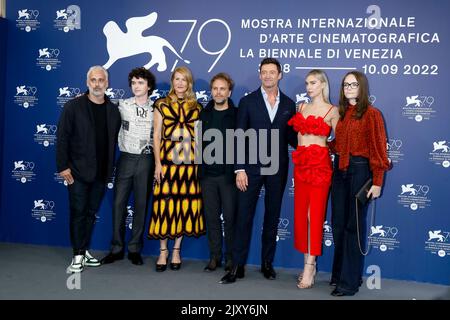 Iain Canning, Zen McGrath, Laura Dern, Florian Zeller, Hugh Jackman, Vanessa Kirby e Joanna Laurie posano alla fotocellula di 'il Figlio' durante il 79th° Festival Internazionale del Cinema di Venezia al Palazzo del Casino sul Lido di Venezia, il 07 settembre 2022. Foto Stock