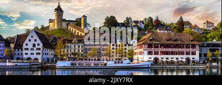 Città medievali storiche della Svizzera. Centro di Schaffhausen e vista del castello di Munot sul susnet Foto Stock