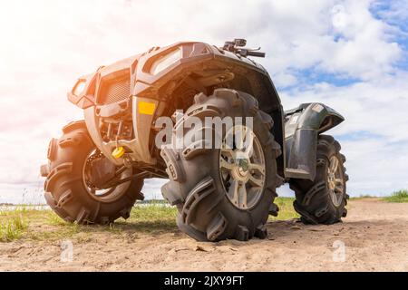 ATV sulla riva sabbiosa del lago. Vista frontale. Foto Stock