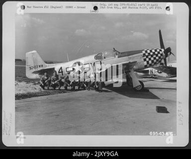 L'equipaggio di riparazione del 353rd Fighter Group posa accanto A Un P-51 nordamericano 'Mustang' presso la loro base in Inghilterra. 4 settembre 1944. Foto Stock