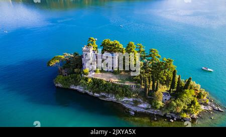 Stupendo scenario del lago d'Iseo con la pittoresca piccola isola di Loreto con il castello, vista aerea dei droni. Italia, provincia di Brescia Foto Stock