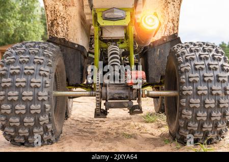 Vista posteriore dell'ATV in piedi su un terreno sabbioso Foto Stock