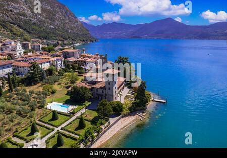 Romantico bellissimo lago d'Iseo, vista aerea dell'idilliaco villaggio di Predore circondato da montagne. Italia , provincia di Bergamo Foto Stock