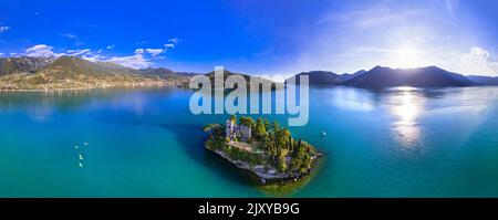 Stupendo scenario del lago d'Iseo con la pittoresca piccola isola di Loreto con il castello, vista aerea dei droni. Italia, provincia di Brescia Foto Stock