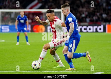 Lucas Ocampos dell’AJAX combatte con Ryan Kent dei Rangers durante la partita UEFA Champions League Group F alla Johan Cruijff Arena di Amsterdam, Paesi Bassi. Data immagine: Mercoledì 7 settembre 2022. Foto Stock