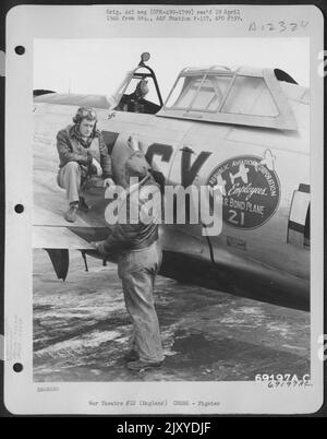 D.J. Lt Corrigan (on Wing) parla con Un membro del suo equipaggio di terra prima di entrare nel Cockpit della sua Repubblica P-47 del 352nd Fighter Squadron, 353rd Fighter Group con sede in Inghilterra. Questo aereo era l'aereo di War Bond #21 dei dipendenti della Repu Foto Stock