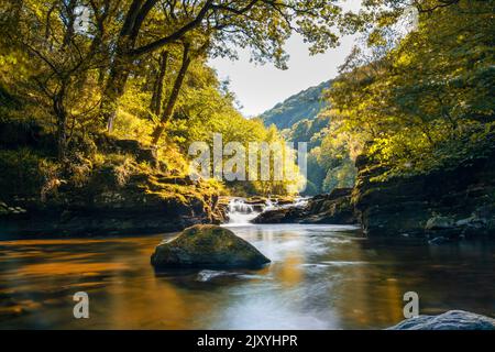 Vista sul fiume East Lyn e sul Waters Meet a Lynmouth, nel Devon settentrionale, in autunno Foto Stock