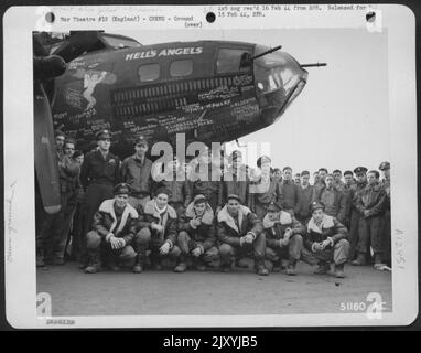 Inghilterra-equipaggio del Boeing B-17 'Hell's Angels' per il naso della nave. Inginocchiarsi da sinistra a destra, Ground Crew: Oflmer, West, Kosilla, Wegrzyn, Fairfield, Touhey. Equipaggio di volo in piedi; Johnson, DeCamp, McElwain, McCord, Zeller, Briggs. Foto Stock