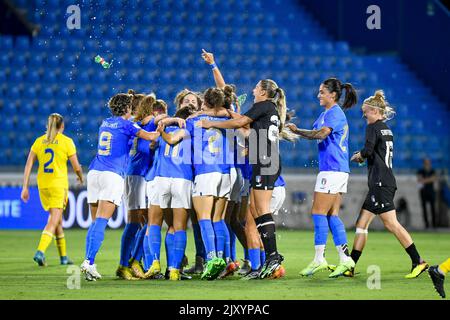 Ferrara, Italia. 06th Set, 2022. I giocatori italiani celebrano la vittoria durante i qualificatori della Coppa del mondo 2023 - Italia Donne contro Romania, Coppa del mondo FIFA a Ferrara, Italia, Settembre 06 2022 Credit: Independent Photo Agency/Alamy Live News Foto Stock