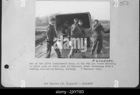 Gli uomini del gruppo di bombardamento del 457Th delle forze aeree del 8th hanno rimosso le armi dalla loro B-17 'Fortezza volante' Ath loro base in Inghilterra, dopo essere tornati da Una missione di bombardamento a Berlino, Germania. 3 febbraio 1945. Foto Stock