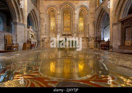 Editoriale St Davids, Regno Unito - 29 agosto 2022: Una delle sale della Cattedrale di St Davids a St Davids, Galles occidentale, la città più piccola del Regno Unito Foto Stock